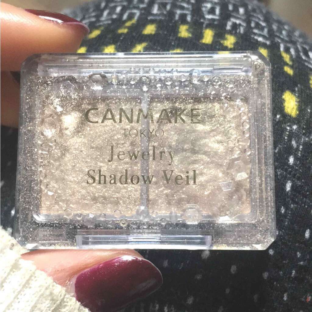 キャンメイク ジュエリーシャドウベール02
左右同じ色味で、ラメの大きさが違うみたいです。わたしにはあまり差は分からなかったので星4つ。ラメ感だけ出したいときにとか、結構使えます。
#キャンメイク #canmake