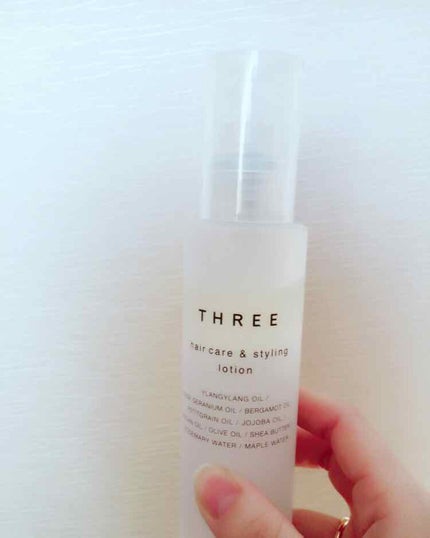 THREE ヘアケア&スタイリング ローションのクチコミ「白いアイテムなのに背景白…センスなし。笑
昨日、セルフで髪を染めたのが原因なのか分かりません.....」(1枚目)