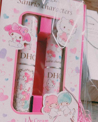 DHCのサンリオとのコラボ商品です💫

とにかくパッケージがかわいい❤️

小学生の時から大好きで、これでDHCは8本目になります☺︎

繰り出すと黄色のバームが出てきます。
少しにおいが気になる方もい