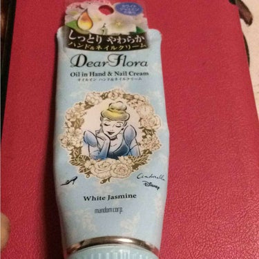 マンダム ディアフローラオイルイン
ハンド&ネイルクリーム   ホワイトジャスミン        です！
これはおすすめします！ドン・キホーテで…500円ぐらいでした！いい匂いがして伸びがいい！しっとり