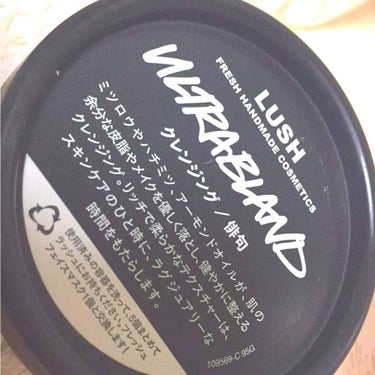 久しぶりの投稿🙄💫

LUSHのクレンジング俳句です！
このクレンジングはクリームタイプでメイク落としてから洗顔までの時間が空いても、肌がモチモチしたままで全然つっぱらないので好きです🤩

乾いた手で適