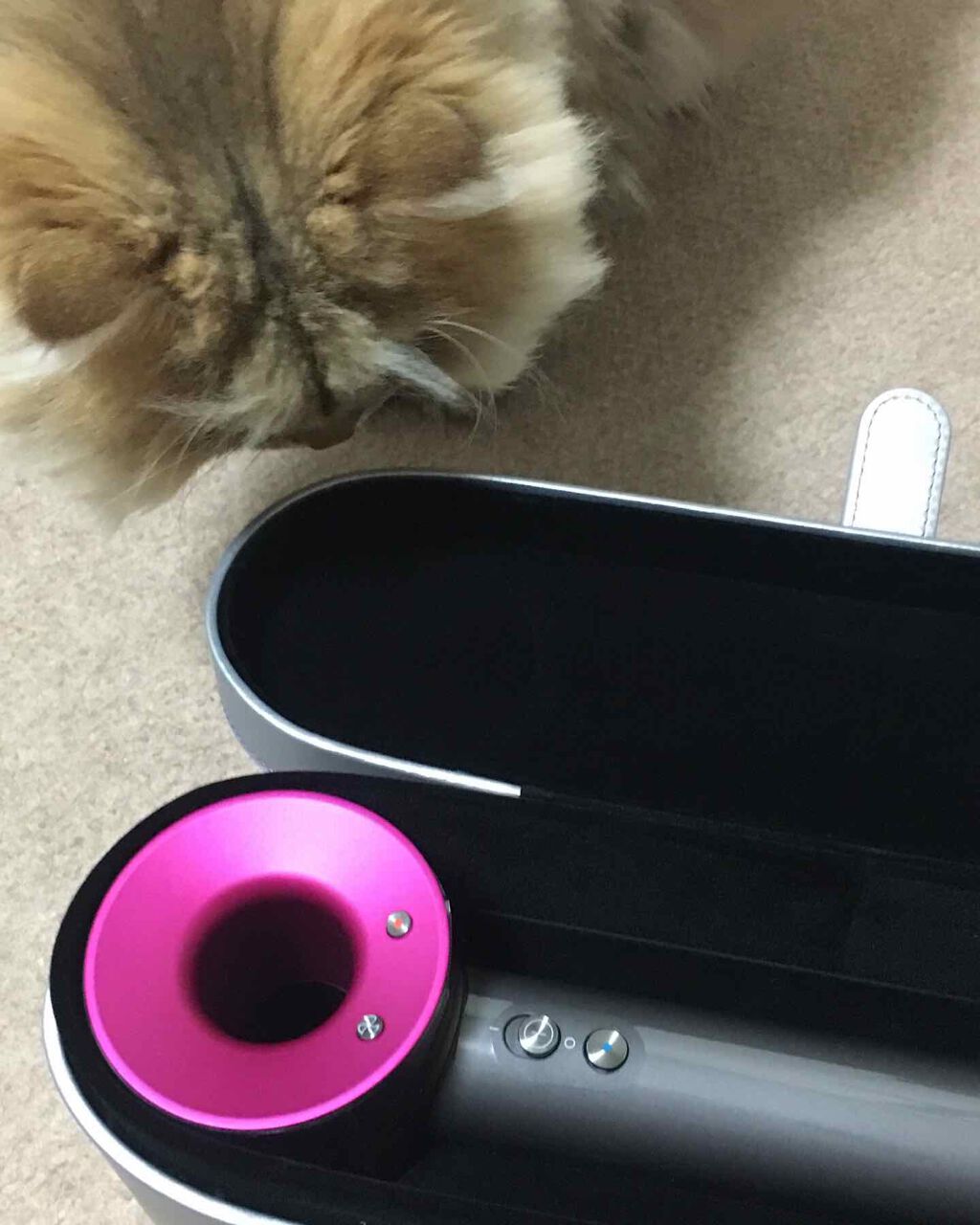 dyson Dyson Supersonic Ionicヘアドライヤーのクチコミ「✨dysonのドライヤー✨ 
クリスマスの特典があったので買いました！



   特徴
風が.....」（2枚目）