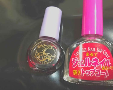 ダイソーのサンリオコラボネイル💅
ダイソーのジェルネイルトップコート💅

私はレッド系の色を使いました🍎

この画像はレッド系を薄く2、3回塗り
真ん中くらいまで濃く塗って
その上からトップコートを塗っ