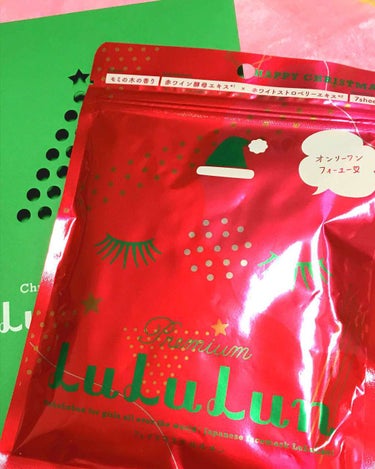 LuLuLunのパックを定期購入していたら、LuLuLunからクリスマスプレゼントが届きました。

クリスマス限定デザインで、
⭐️赤ワイン酵母エキス
⭐️ホワイトストロベリーエキス
配合だそうです。
