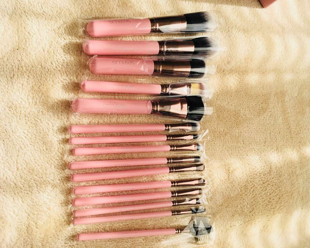 ピンク色 メイクブラシ15本セット/SIXPLUS/メイクブラシを使ったクチコミ(2枚目)