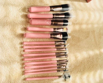 ピンク色 メイクブラシ15本セット/SIXPLUS/メイクブラシを使ったクチコミ(2枚目)