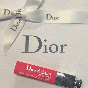 Dior ''♥''
アディクト リップ  ティント
761 ナチュラルチェリー

このカラーはピンクレッドのパキッとしたしたカラーです。


コーラル寄りではなく青みピンクという感じ💓
なんとなく若い