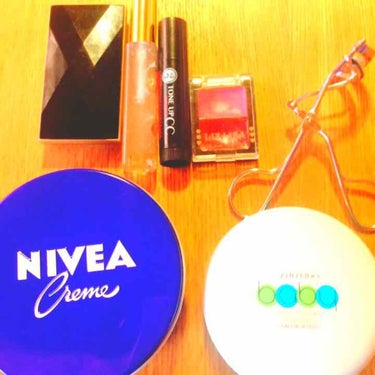 いつも私がしていってる、Schoolmake
です!!


最初に



①NIVEA
薄く塗り広げます!!


②baby powder
白くならない程度に塗ります!!


③ビューラー
まつ毛をナチ