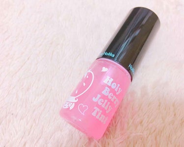 ホリカホリカ
ホリーベリージュリーティント

透明ピンクですが塗ると透明です！☺️
キャンメイクの新作のグロスのように
スースーします！！
しっかり潤うので重宝してます！！

韓国で購入しました！！