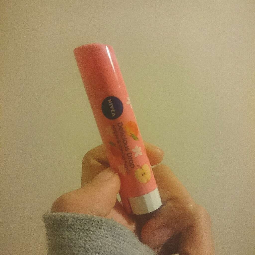 フレーバーリップ デリシャスドロップ アップルの香り〜バニラの香りのアクセント/ニベア/リップクリームを使ったクチコミ(1枚目)