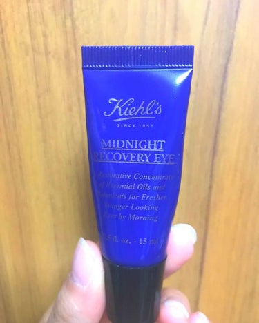 Kiehl's ミッドナイトボタニカルアイ(アイクリーム)

Kiehl'sのアイクリームです。
大学を卒業した頃にスキンケアをデパコスデビューしました。
その時に今は良いけど目元は良く動かす為、皺や隈