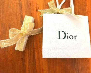 今日、朝起きたら、プレゼントが置いてありました！
中を見ると、見たことがあるような袋がありました！
Diorです…
思わずビックリして、見てみたら、リップティントがありました！

発色…バッチリ！！！
