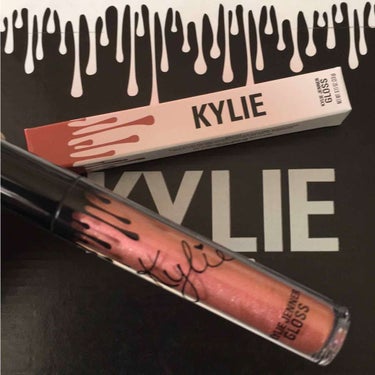 Kylie Cosmetics グロスのクチコミ「このカイリーのグロスのカラーは、CUPIDというカラーです⭐️

ハケは、ブラシタイプです✨
.....」（1枚目）