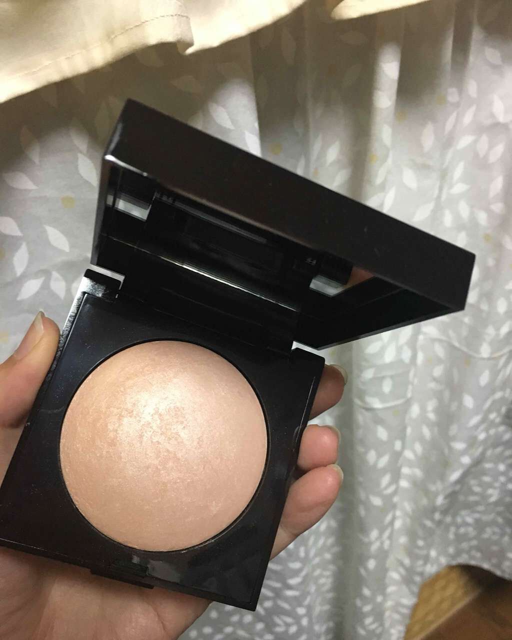 マットラディアンス ベイクドパウダー ハイライト01/ローラ メルシエ/パウダーハイライトを使ったクチコミ(1枚目)