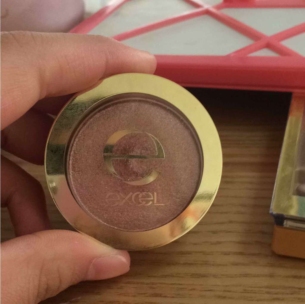 シャイニーシャドウ N/excel/単色アイシャドウを使ったクチコミ（1枚目）