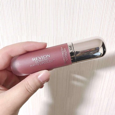 新色のメタリックボルドー買ってみました😉💄
肌が綺麗に見えるようなお色だと思います✨
そして細かいラメが入っているのでマットリップでも唇はキラキラして可愛らしいと思います♡