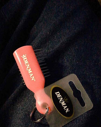 DENMAN デンマンミニキーリングのクチコミ「DENMANのヘアブラシです!
通常のサイズのミニ版。
見た目がとても可愛いかったので即購入し.....」(1枚目)