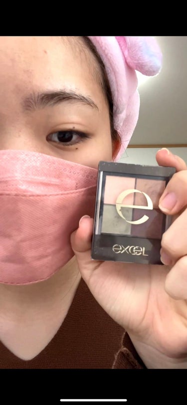 粉質良！控えめラメで適当に塗っても上品eyeに♡
【使った商品】excelリアルクローズシャドウCS05ベージュムートン
【商品の特徴】左下のカラーが各種特徴的　控えめなラメ感
【使用感】滑らかな粉質　