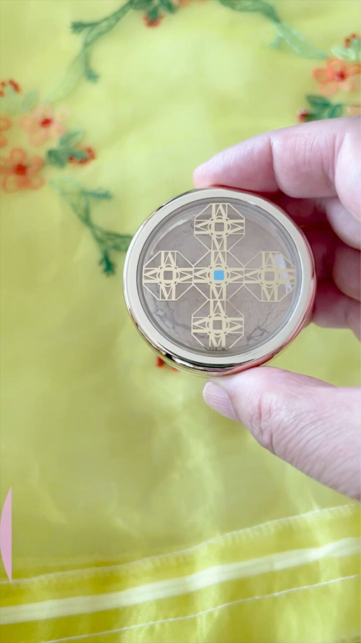 薬用美白ファンデーションSPF50+/ONLY MINERALS/ルースパウダーの動画クチコミ1つ目