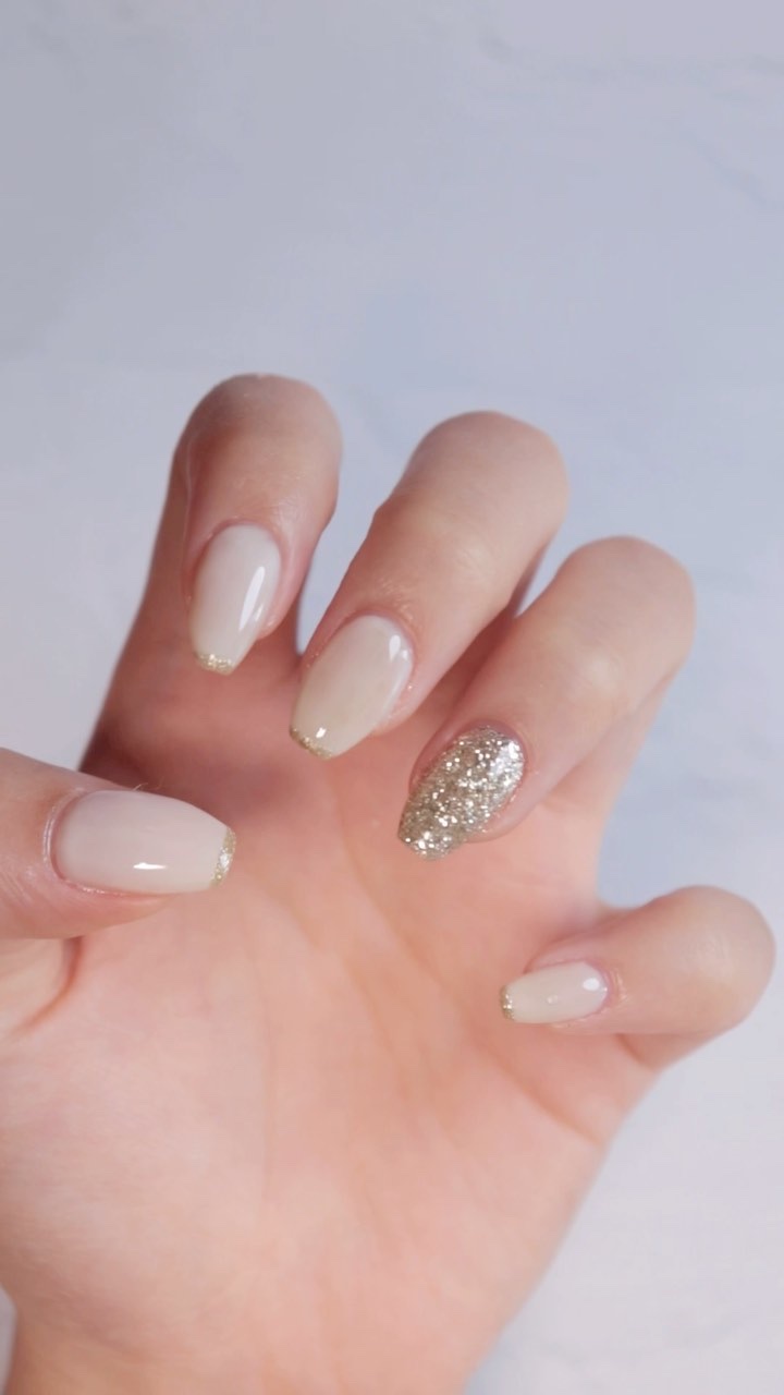 @__mina_nail_ ←他のネイル動画はこちら🙋🏼‍♀️

シンプルなネイルでもワンポイントでかわいく♡
薬指のギラギラがお気に入り😚

👇使用カラー

ネイルタウン
Li'a Booオリジナルカラージェル M001
Li'a