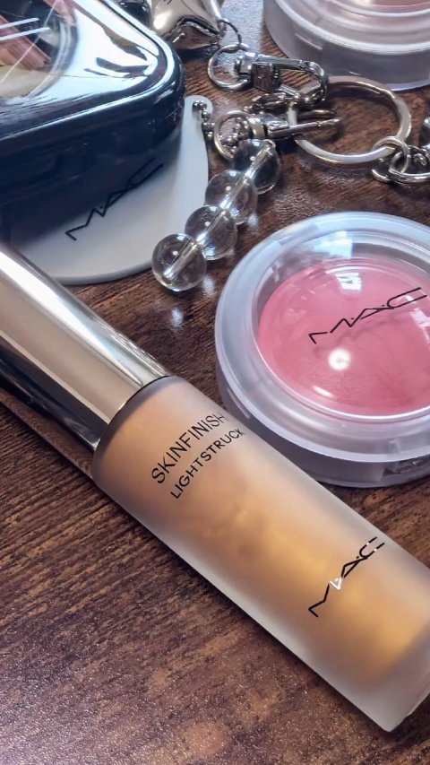 スキンフィニッシュ ライトストラック リキッド ハイライター/M・A・C/リキッドハイライトを使ったクチコミ（1枚目）
