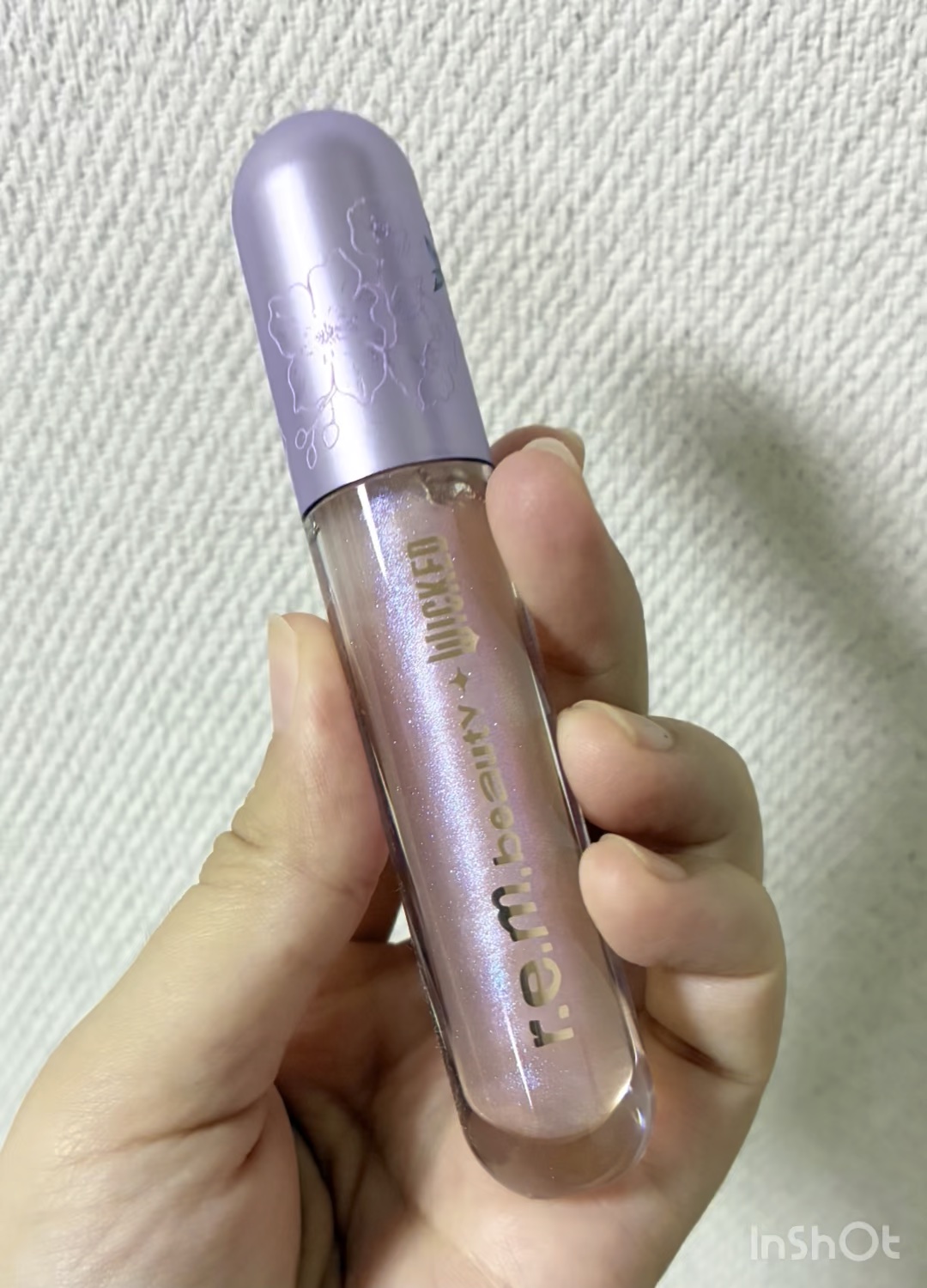 先日レビューをあげたr.e.m.beauty　essential drip glossy balm、
カラーはTAP TO BUBBLEのスウォッチを動画にしてみました✨

青ラメのキラキラ感はこちらの方が分かりやすいかなと思います
詳しい