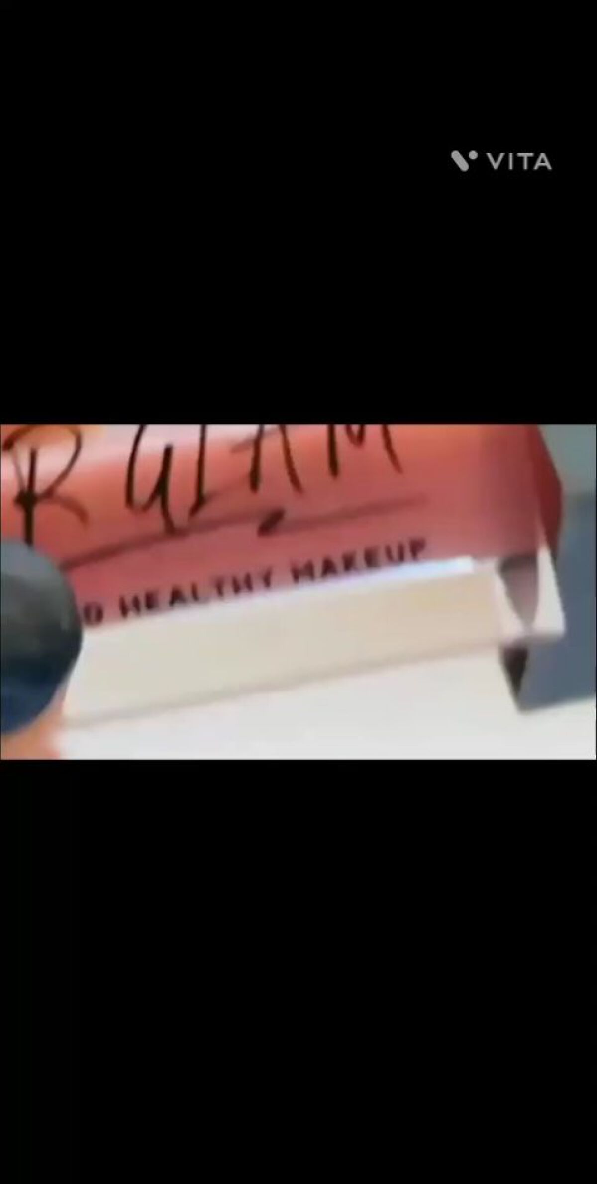 【UR GLAM】リップグロスレビュー





こんにちはmomoです🍑
今日は、百均で見つけた万能リップグロスを紹介します

[UG リップグロス 04]
(色はちょっと何色か分かりませんが、かなり薄いピンクです！)





最近ツ