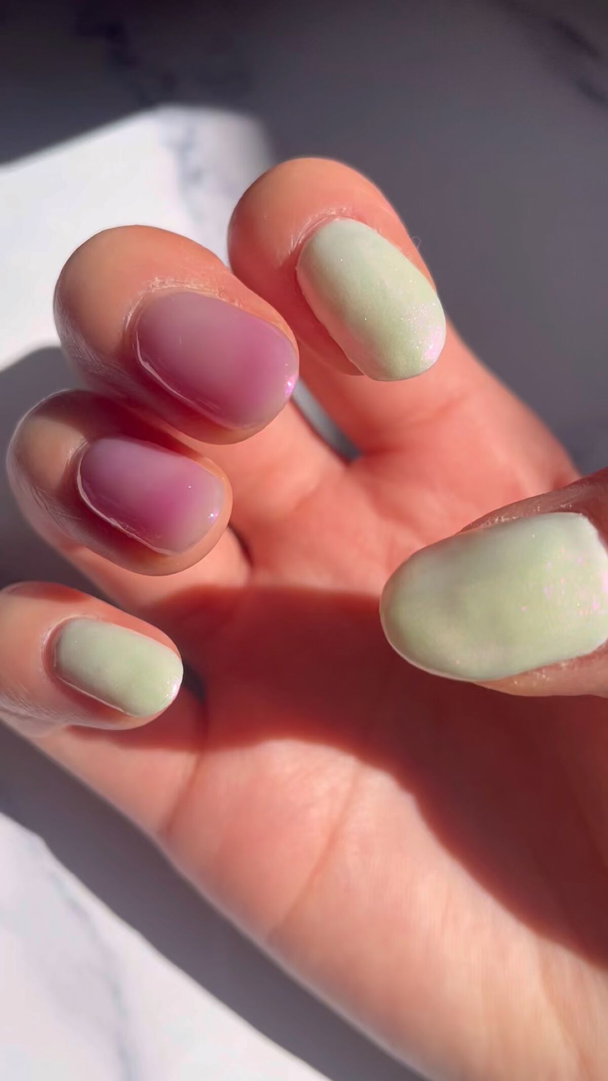 #セルフネイル,#セルフジェルネイル,#プチプラネイル,#セリアジェルネイル,#ジェルネイル,#ちゅるんネイル,#果物ネイル,#ぶどうネイル,#オーロラパウダーネイル,#100均ネイル,#100均ジェルネイル,#パープルネイル,#ホワイトネイルのネイルデザイン