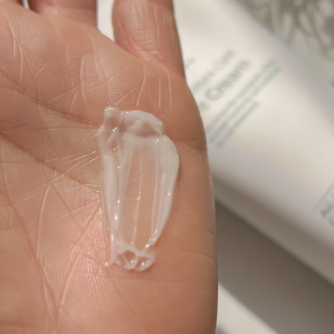 エイジリターンケアアイクリーム/サムブロッサム/アイケア・アイクリームの動画クチコミ1つ目