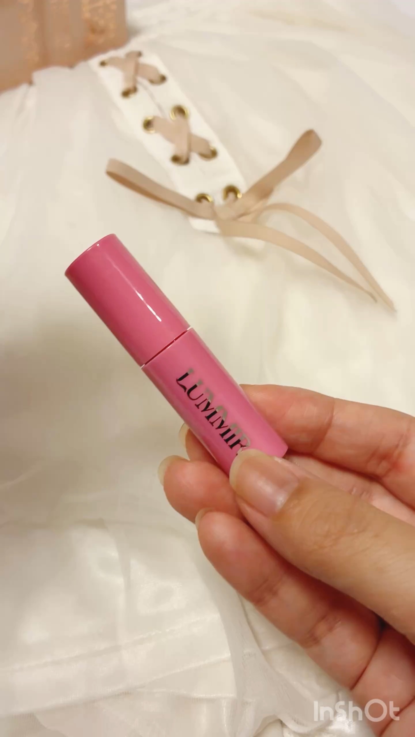 #PR
ルミルのミニリップがかわいすぎる…！
ひと塗りでクリアに発色、ツヤ感もしっかり。
色もちも良くて、ミニサイズで持ち運びラクなのが嬉しい💄
カラバリ豊富だから見てるだけでも楽しいよ✨

#ワンコットグロウリップティントミニ #Qoo