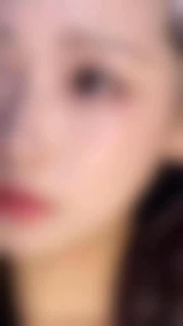 \45歳の艶肌メイク/
乾燥してる肌質だとそれだけで見た目からどうしても老け見えしちゃうから艶感意識するといいと思う🫶🏻

冬は特に乾燥するからメイク前の保湿もめちゃくちゃ大事でメイクノリもほんまに変わってくる

ちなみにメイク前の保湿