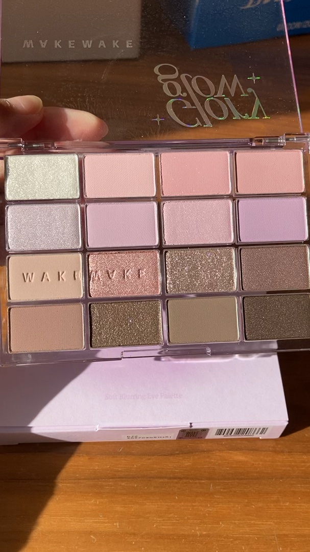 wakemake❤️
ソフトブラーリングアイパレット

23  
ミスティックラベンダー 
ブラーリング

パケ買い不可避。
ちょっと粉っぽいよね

#Qoo10メガ割 