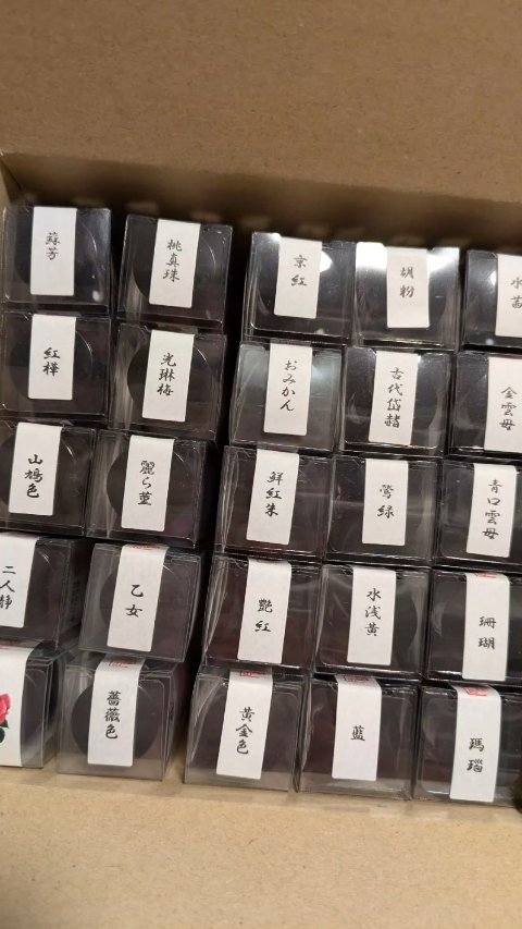 上羽絵惣さんの胡粉ネイル 和色シリーズ福袋開封🎁✨
すでに持っている色もあるけど今後も使うから
揃えちゃいました♪

桐箱付きで使うのが楽しみ🤗❤

 #2026年初買いアイテム 
#上羽絵惣
#胡粉ネイル スーパーコート
#胡粉ネイル