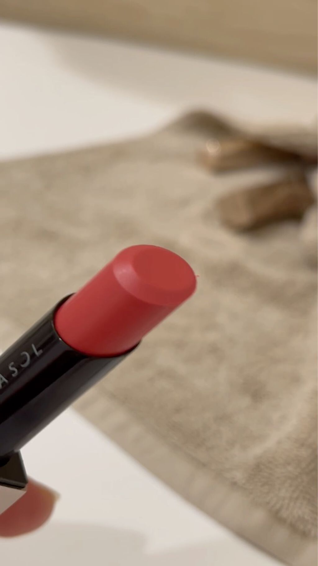 プランプメロウリップス サテン/LUNASOL/口紅の動画クチコミ1つ目