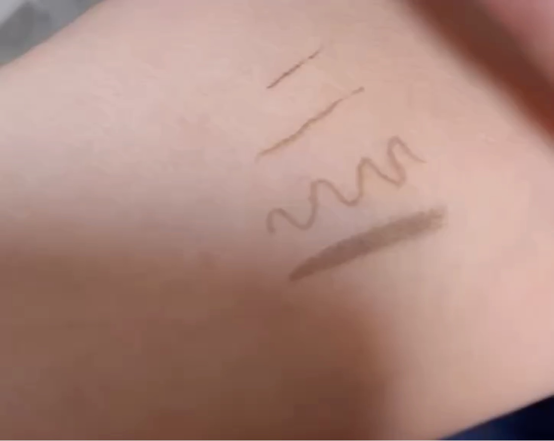 ＵＧＴ　ブラッシュリキッドアイライナー/U R GLAM/リキッドアイライナーの動画クチコミ2つ目