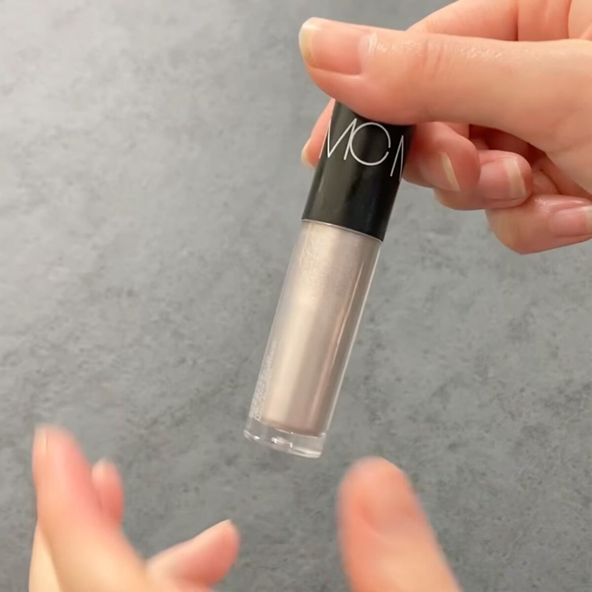 ミネラルリキッドリーシャドー/MiMC/リキッドアイシャドウの動画クチコミ4つ目