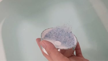 サムシングピュアブルー セント　バスソルト/JILL STUART/入浴剤の動画クチコミ3つ目