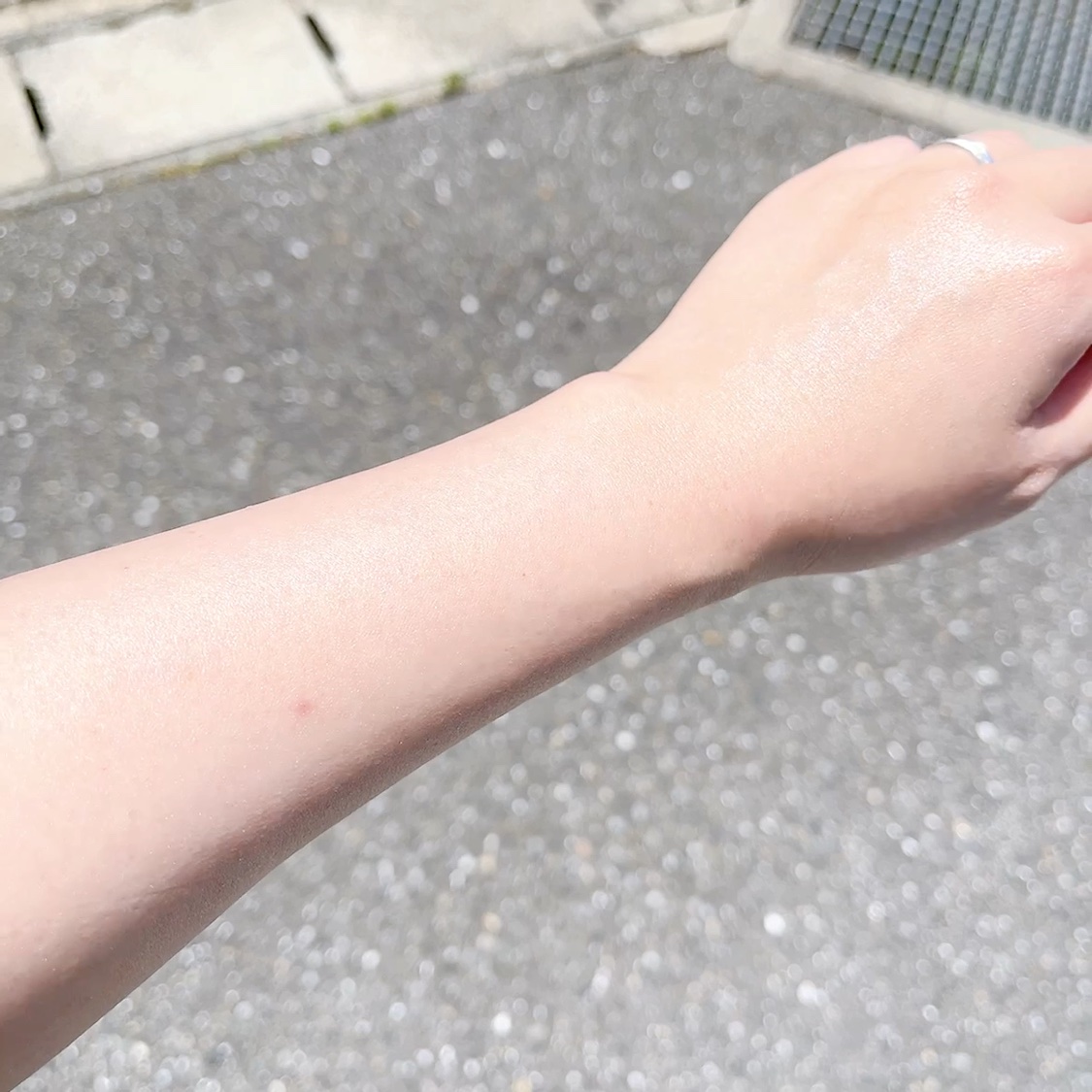 シルキー デイ エッセンス UV/to/one/日焼け止めローションの動画クチコミ3つ目