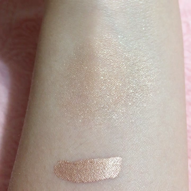 スウィーツ スウィーツ スパークリングアイグロスのクチコミ「01 ミルキーベージュ🥛
こちらは主に涙袋に使ってます！どんな肌色でもおそらく浮くこともなく自.....」（2枚目）