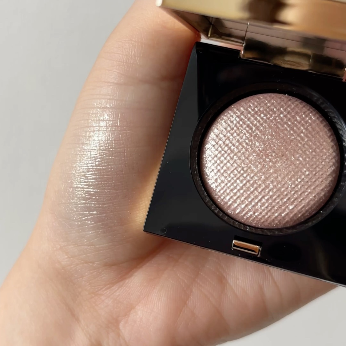 リュクスアイシャドウ　リッチスパークル　01ムーンストーン ボビィブラウン リュクスアイシャドウ リッチスパークル 01 ムーン