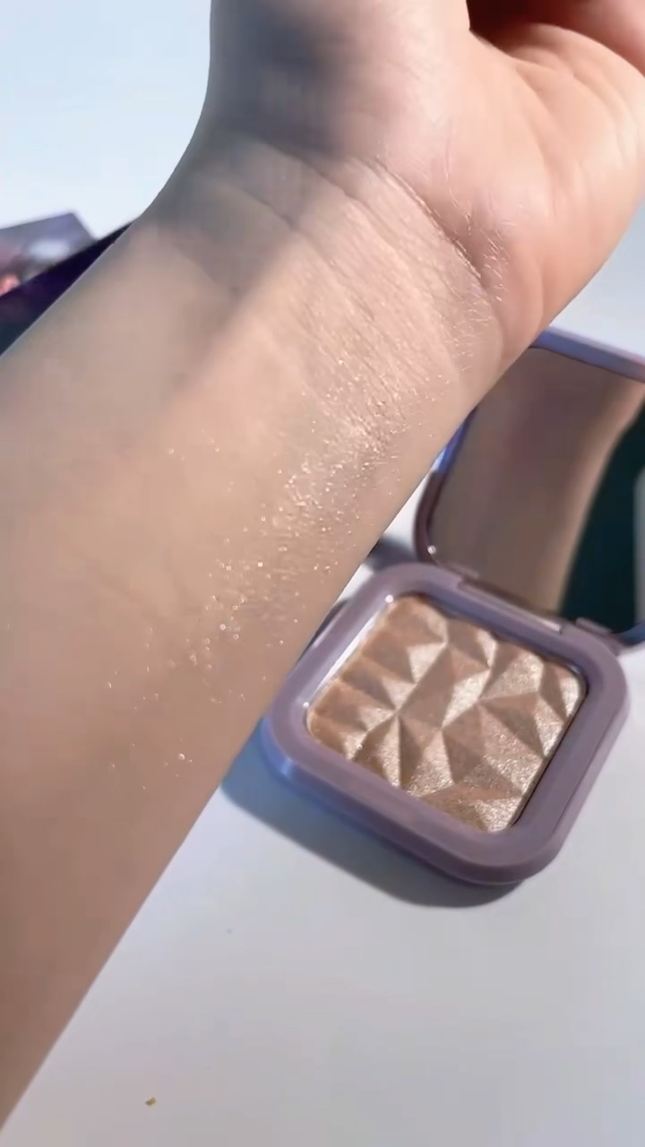 Misslyn ウルトラシマーハイライトのクチコミ「✨ミスリン ウルトラシマーハイライト✨
02番 ヌードピンク🎀

ほんのりピンクのツヤ感が肌に.....」（1枚目）