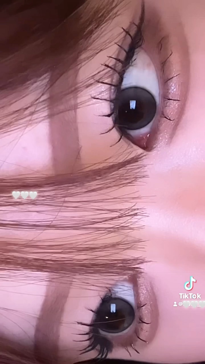 初めて動画投稿🍒



他の人がTikTokで載せてるの見てずっとやりたかったんだよね🥹笑
ビフォアフすごいよね笑笑
毎日メイク定まってないんだけどこんな感じのメイクすることが多いよ👍🏻
化粧品とか質問あったらなんでも答えるよー👊