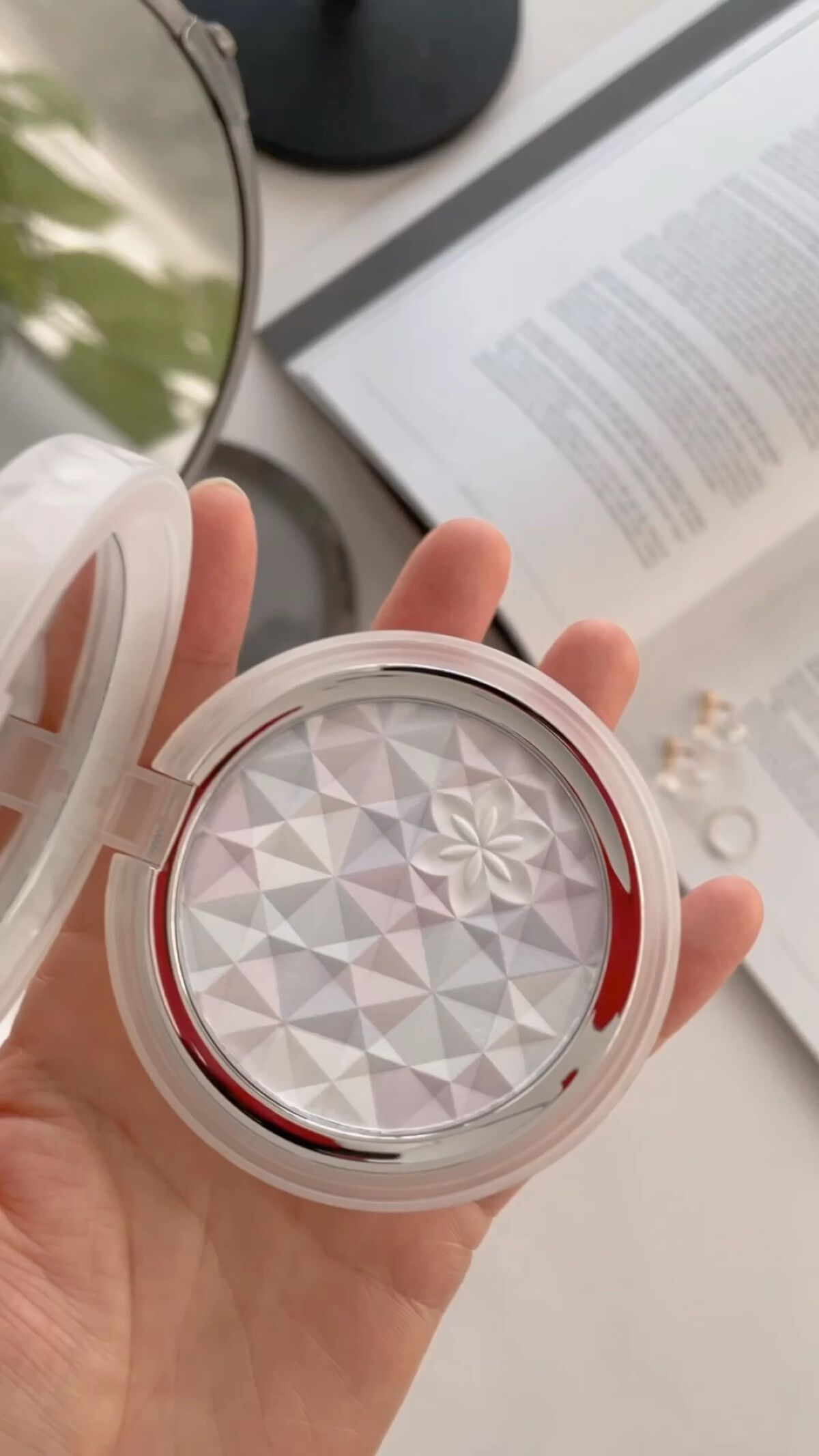 ＡＱ　オーラ リフレクター/DECORTÉ/プレストパウダーの人気ショート動画