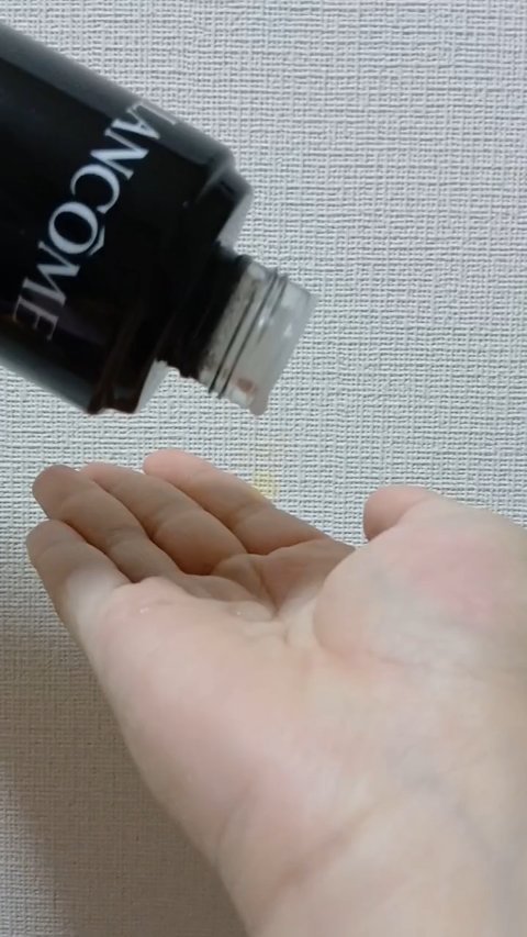 
LANCOME
ジェニフィック アルティメ エッセンス ローション

Tゾーンはテカるのに、ほっぺは乾燥する混合肌の私がレビュー。
ランコムの見えないシートマスク化粧水。
とろみがあるのにスッと馴染んで、ベタつかないのにしっかり潤う。
乾