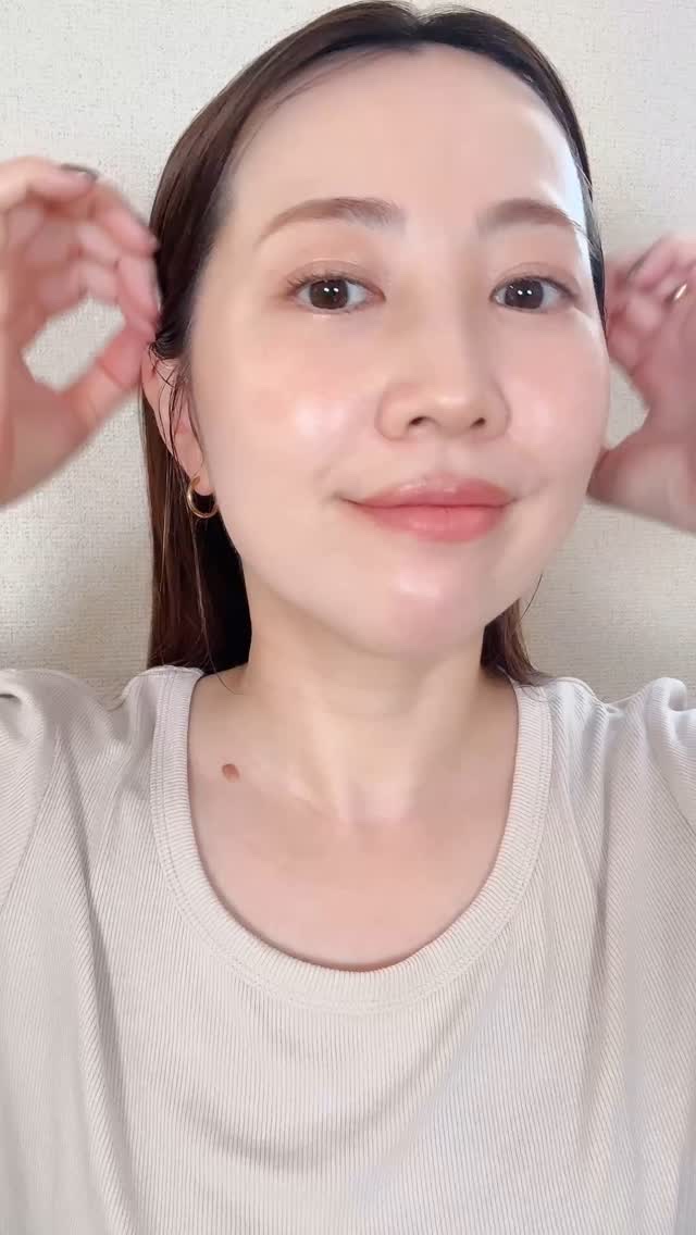 .
夏のナチュラル盛りメイク🩵

カラーをジュワッと顔に仕込むとナチュラルだけど血色のある大人メイクが完成🌼
鼻の頭にチークも入れてトレンドチークも取り入れながらひっそりと涙袋も仕込む✨

#アラフォーメイク#メイクサロン#メイクレッス