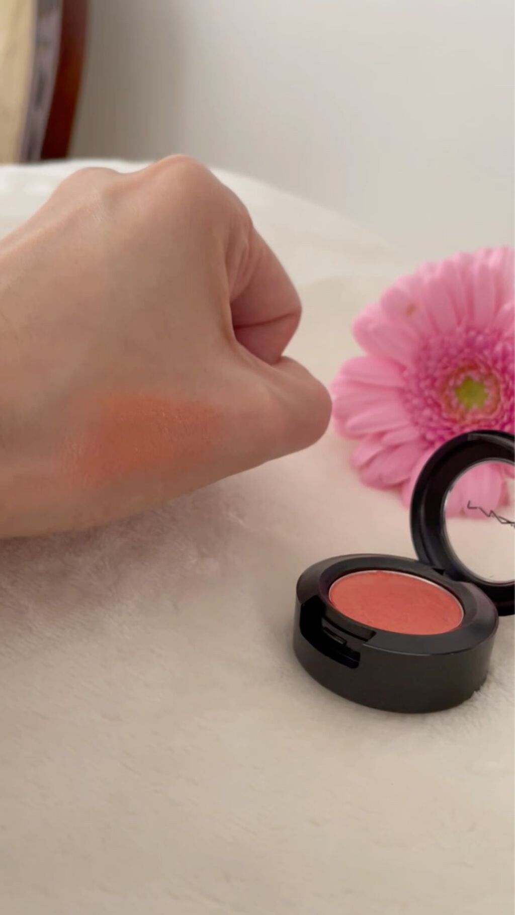 スモール アイシャドウ/M・A・C/単色アイシャドウの動画クチコミ2つ目