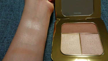 TOM FORD BEAUTY ソレイユ コントゥーリング コンパクトのクチコミ「先日、新婚旅行で免税品を購入してきました👏
友人から誕生日プレゼントでトムフォードのコスメを頂.....」（3枚目）