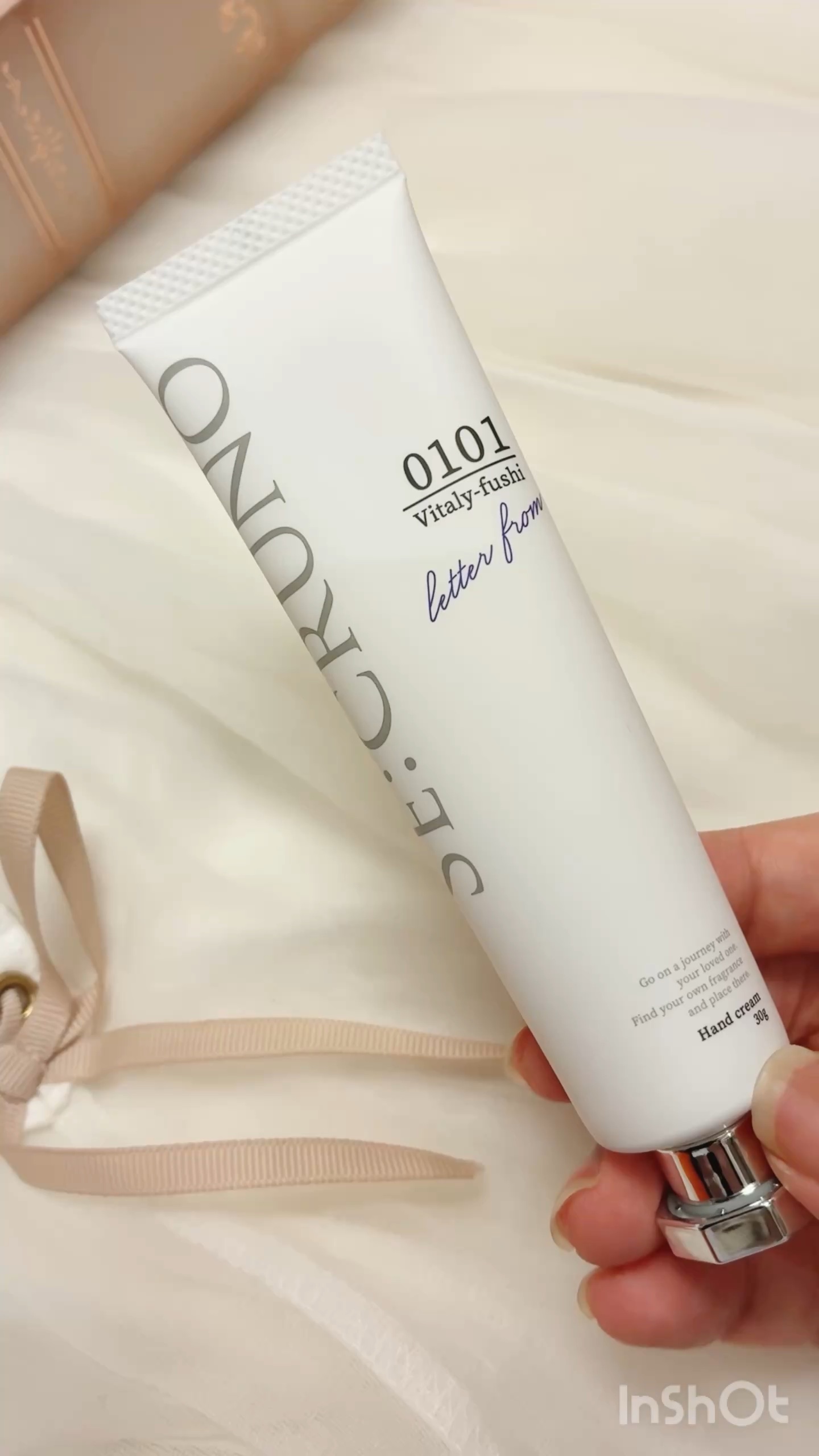 シークルーノ ✨ 
スムースハンドクリーム ヴィタリーフシ0101 ホワイトリリーの香り 🌸 
お上品な香りに優しく包まれる💛 ベタつかないのであらゆるシーンで使えそう👌💕 