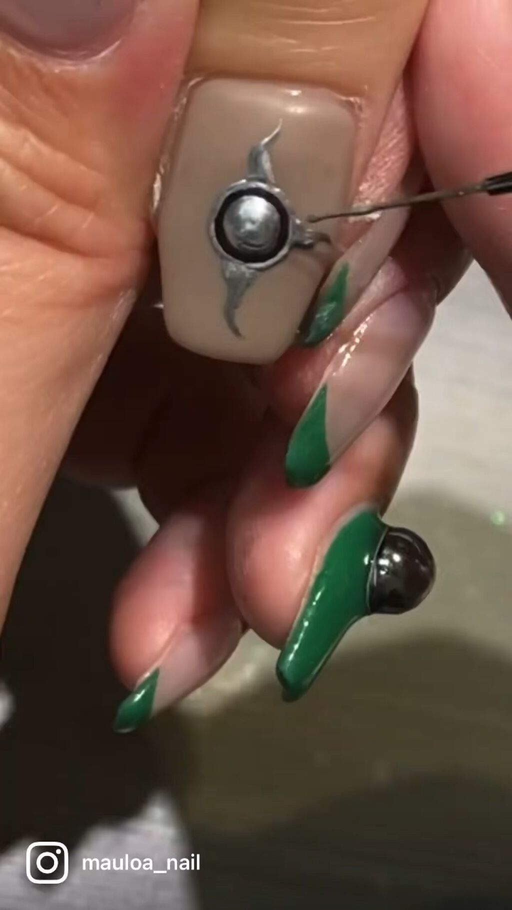 #ネイル,#夏ネイル,#アートネイル,#海ネイル,#ミラーアートネイル,#ニュアンスネイル,#くすみカラーネイル,#サマーネイル,#ジュエリーネイル,#ミラーネイル,#ハワイアンジュエリーネイル,#サンドジェルネイル,#太陽ネイル,#天王寺ネイル,#シンプルネイル,#タイル柄ネイルのネイルデザイン