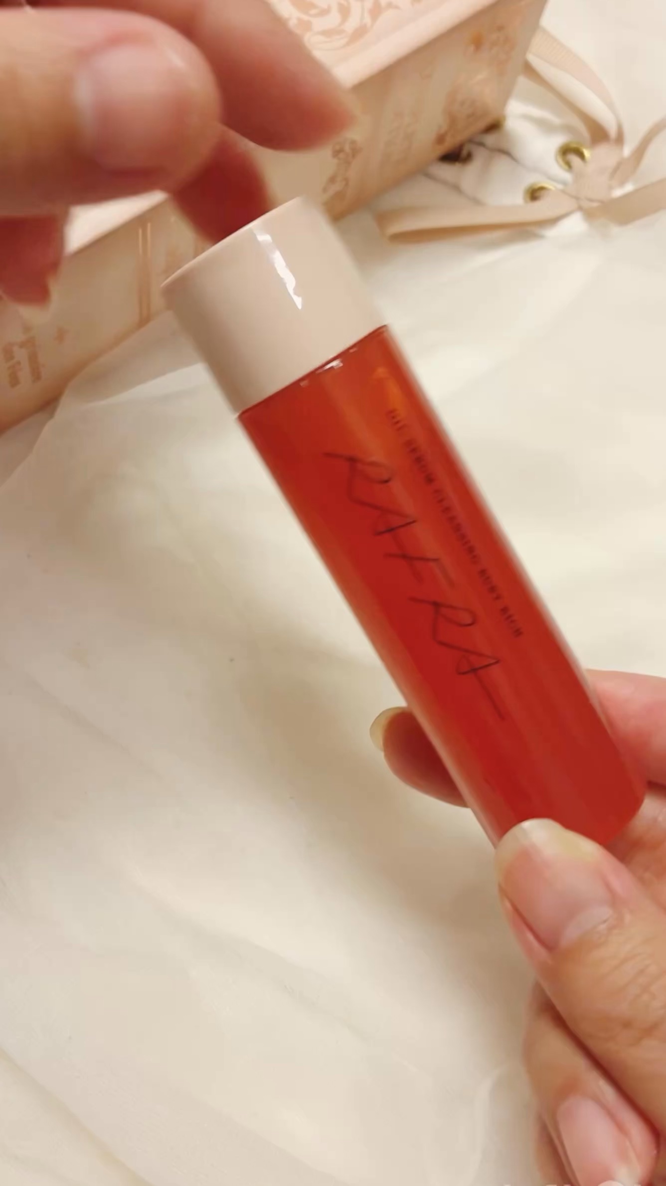 ⑥ RAFRA（ラフラ） 🧴 
オイルセラムクレンジング ルビーリッチ 🌹✨ 

レチノール配合で、洗うエイジングケア💖
 美容液オイルクレンジング💧 美容液成分92％配合、天然由来成分95％配合🌿 
洗うたびうるおい、しっとりハ